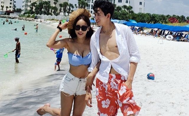 Sao nu Han U50 duoc khen tre trong loat anh ben chong kem 17 tuoi hinh anh