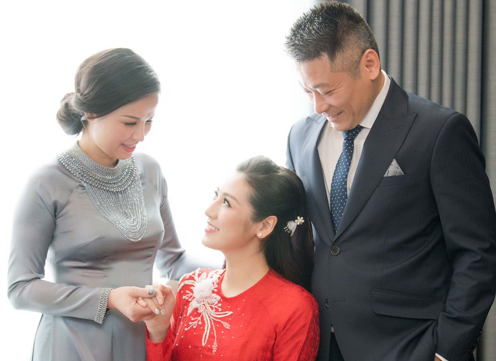 A hau Tu Anh xuc dong ben cha me truoc gio ruoc dau hinh anh