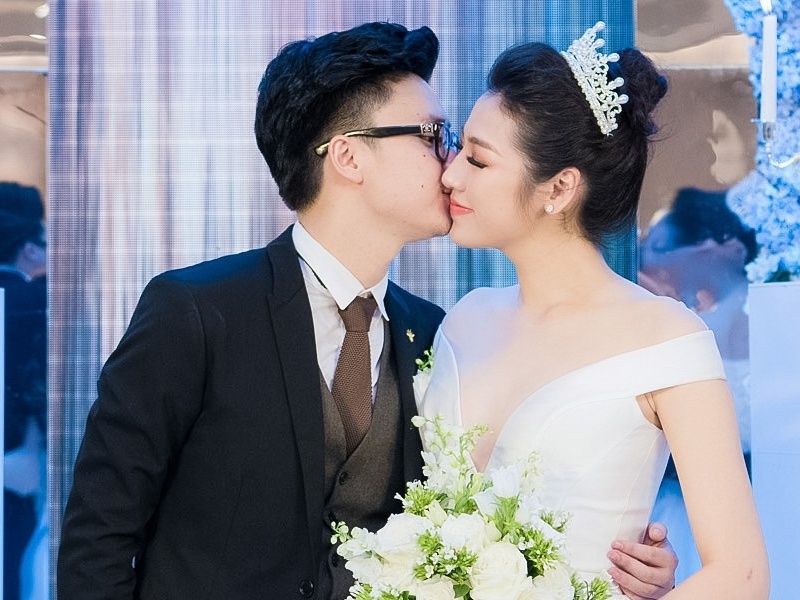 Khoanh khac dep cua A hau Tu Anh va chu re trong le cuoi hinh anh