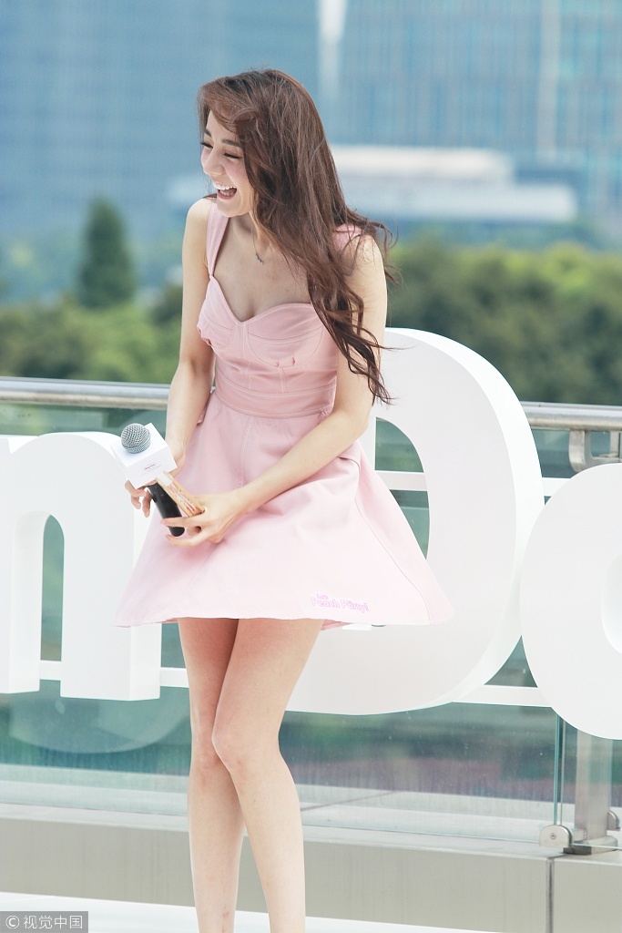 Dich Le Nhiet Ba lung tung vi mac vay ngan anh 3