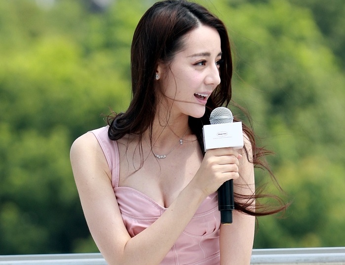 Dich Le Nhiet Ba lung tung vi mac vay ngan o su kien ngoai troi hinh anh