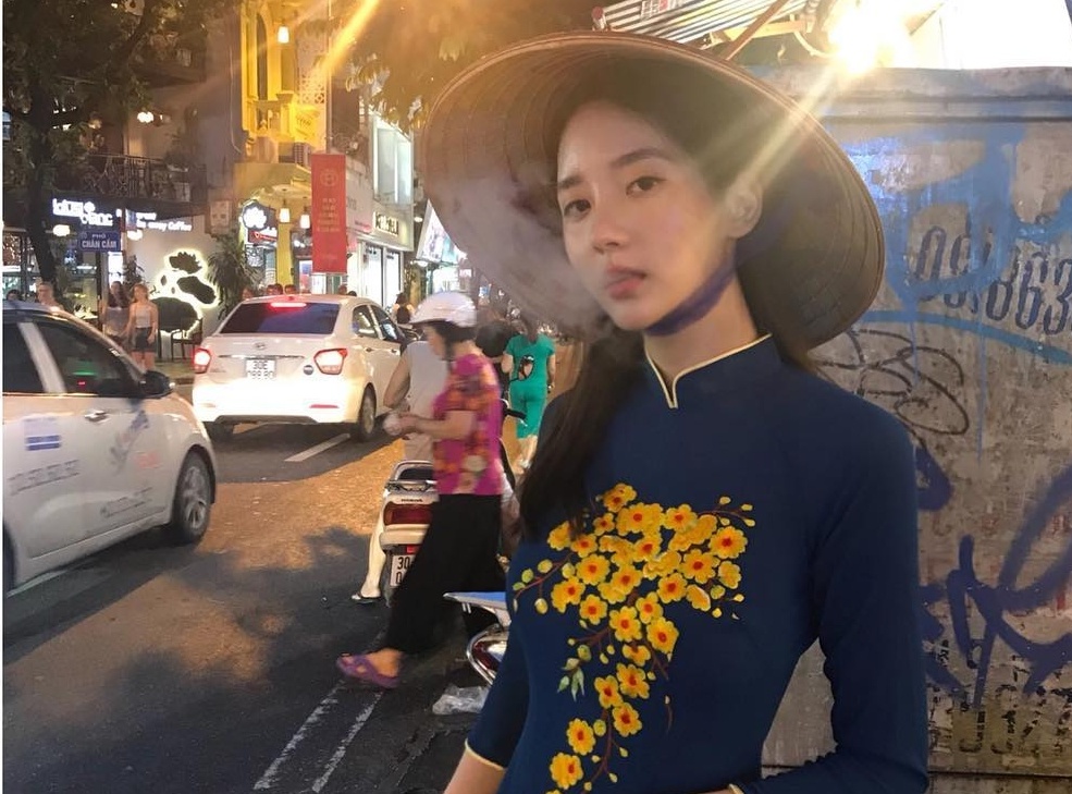 Nghe si Han mac ao dai hut thuoc la o Ha Noi bi khan gia phan doi hinh anh