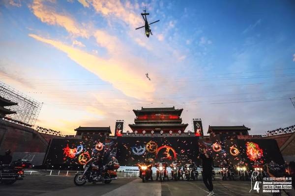 Thành Long tuổi 64 đu trực thăng xuất hiện trên tr ảnh 1 Thanh Long tuoi 64 du truc thang xuat hien tren tr anh 1