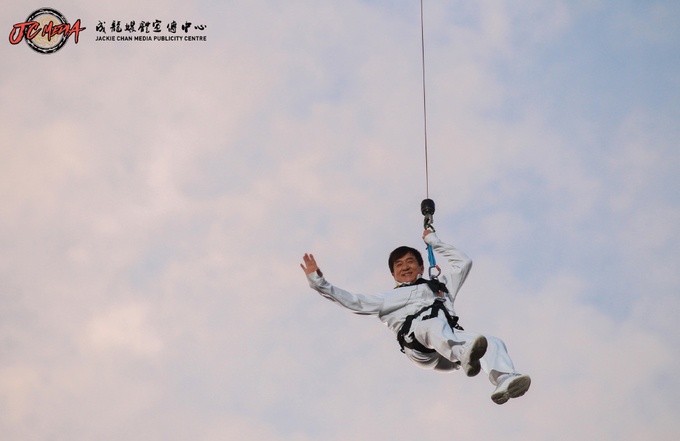 Clip Thanh Long du day tu tren truc thang khi xuat hien hinh anh