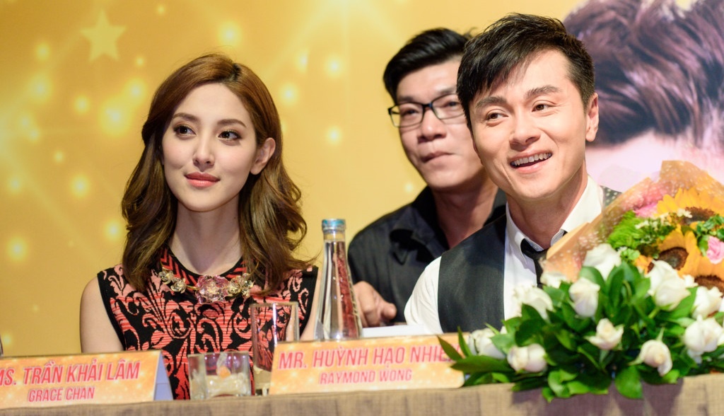 Gia dinh buon phien khi hoa hau Hong Kong cuoi tai tu U50 hinh anh