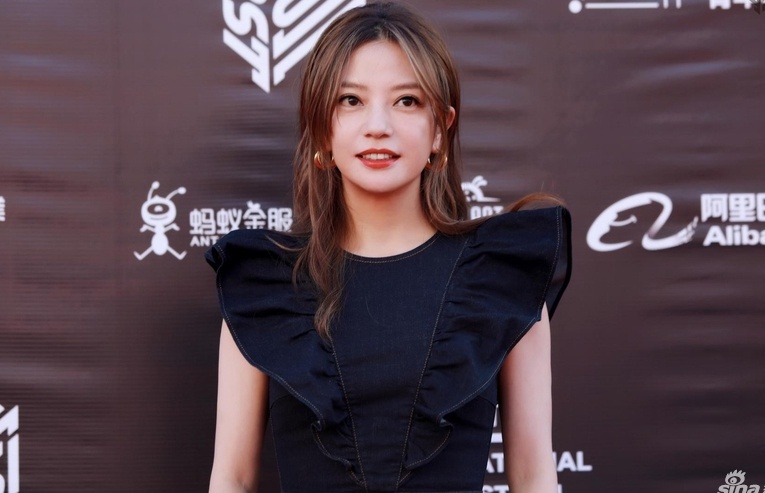 Trieu Vy tre trung o tuoi 42 sau khi giam can than toc hinh anh