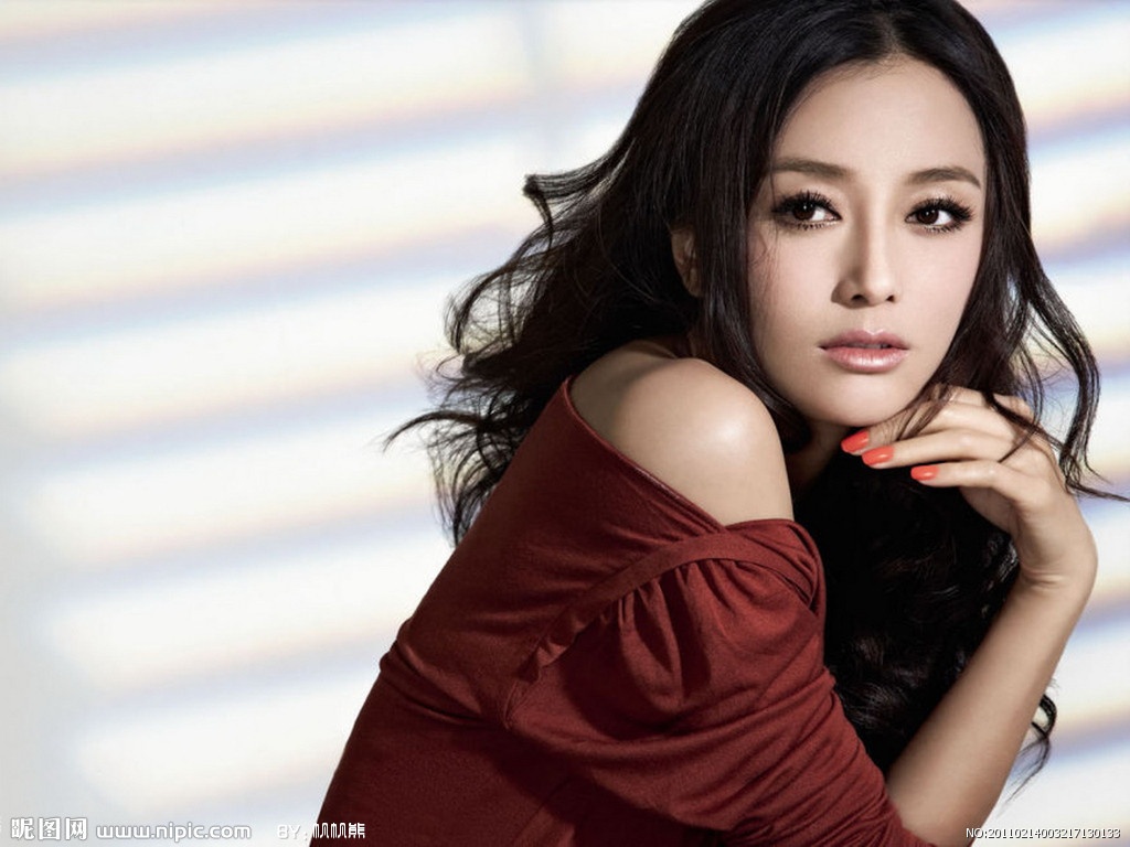 Nhan sac my nhan U40 vao vai hoang hau duoc Can Long yeu nhat hinh anh