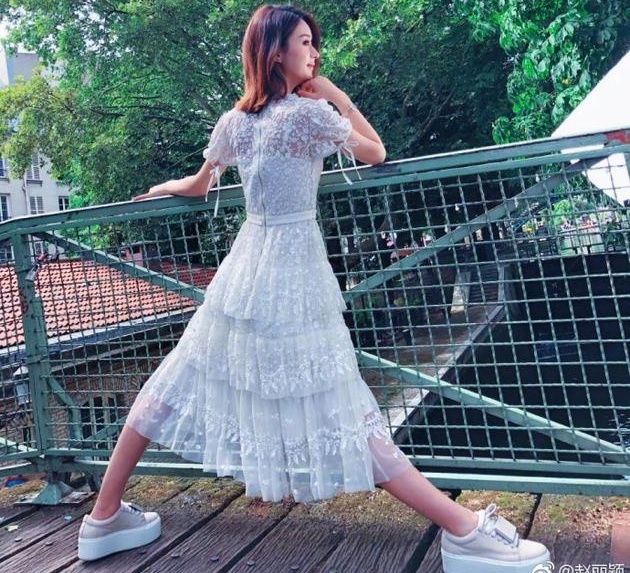 Triệu Lệ Dĩnh đăng ảnh mới giữa tin đồn mang thai ảnh 1 Trieu Le Dinh dang anh moi giua tin don mang thai anh 1