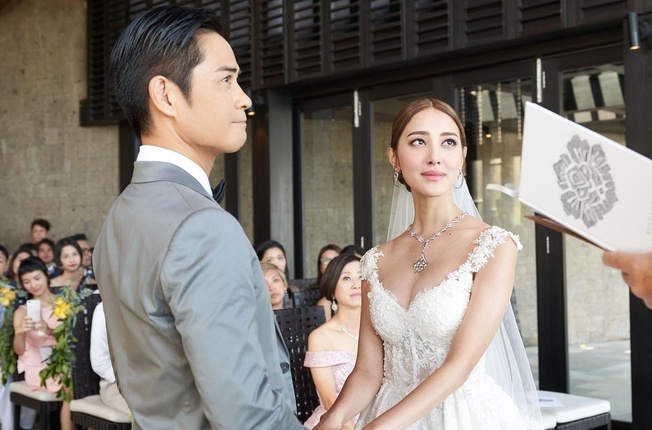 Hoa hau 9X Hong Kong khoc trong le cuoi voi tai tu tuoi U50 hinh anh