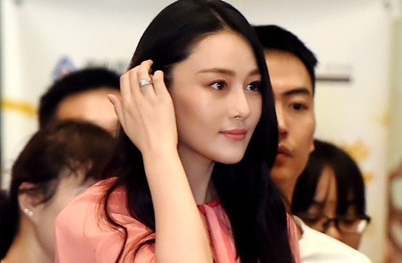 Hoa hau 9X Hong Kong va Truong Hinh Du bi don cuoi chay bau hinh anh