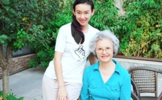 Bach Cot Tinh 'Tay du ky 1986' toc bac trang, o an tuoi gia hinh anh