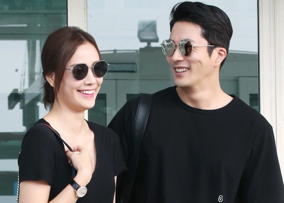 Kwon Sang Woo tre trung ben vo hoa hau o san bay hinh anh