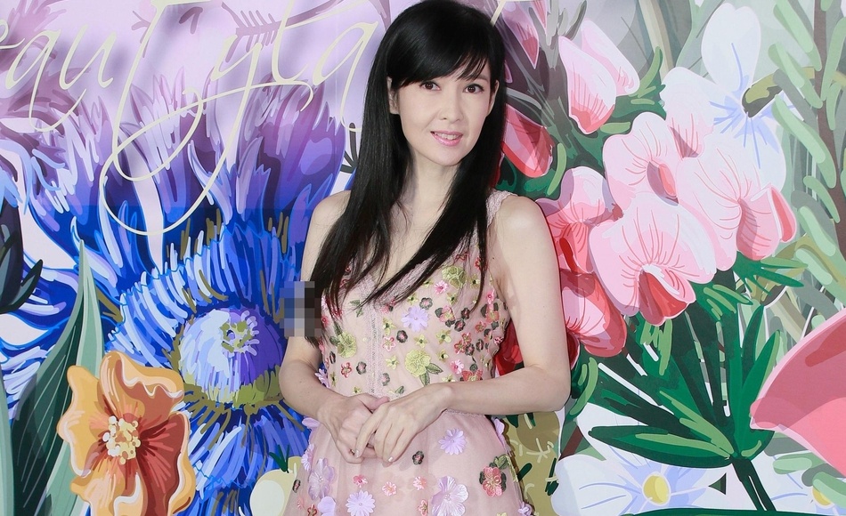 Chau Hue Man o tuoi 51: Tre dep va khong con cai hinh anh
