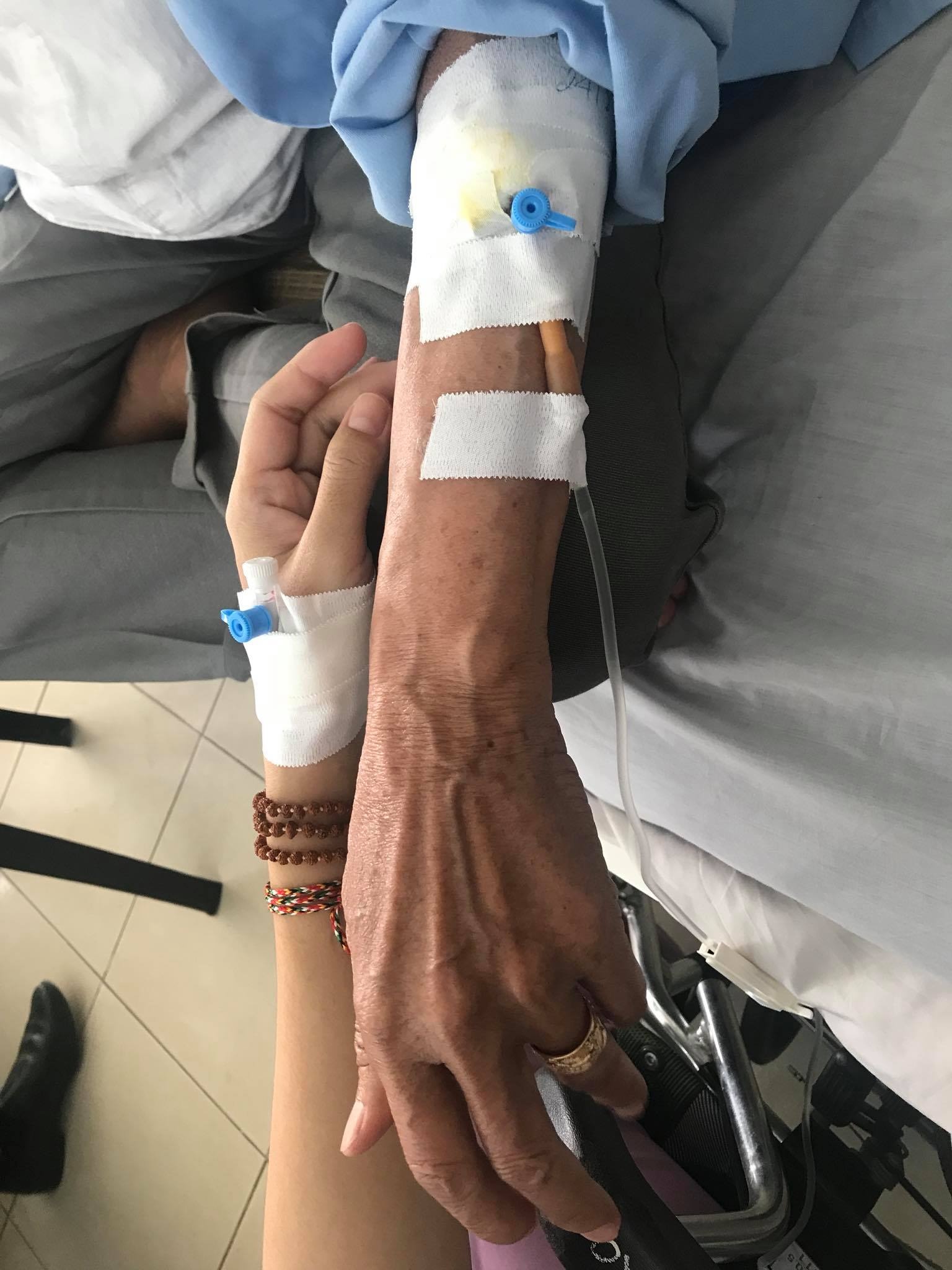 Mai Phương thăm nghệ sĩ Lê Bình trên giường bệnh ảnh 2 Mai Phuong tham nghe si Le Binh tren giuong benh anh 2