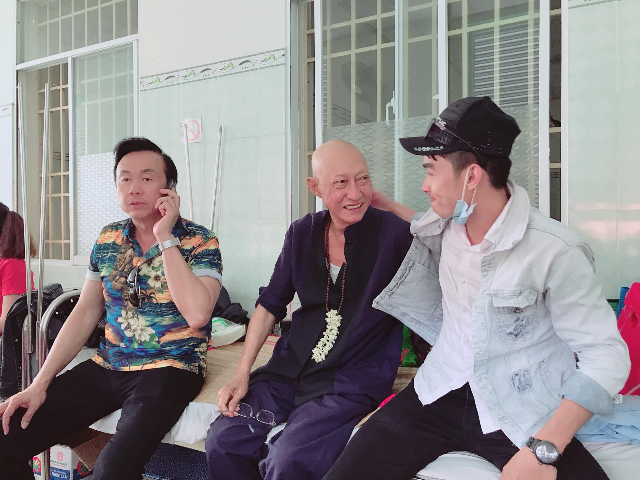 Mai Phương thăm nghệ sĩ Lê Bình trên giường bệnh ảnh 3 Mai Phuong tham nghe si Le Binh tren giuong benh anh 3