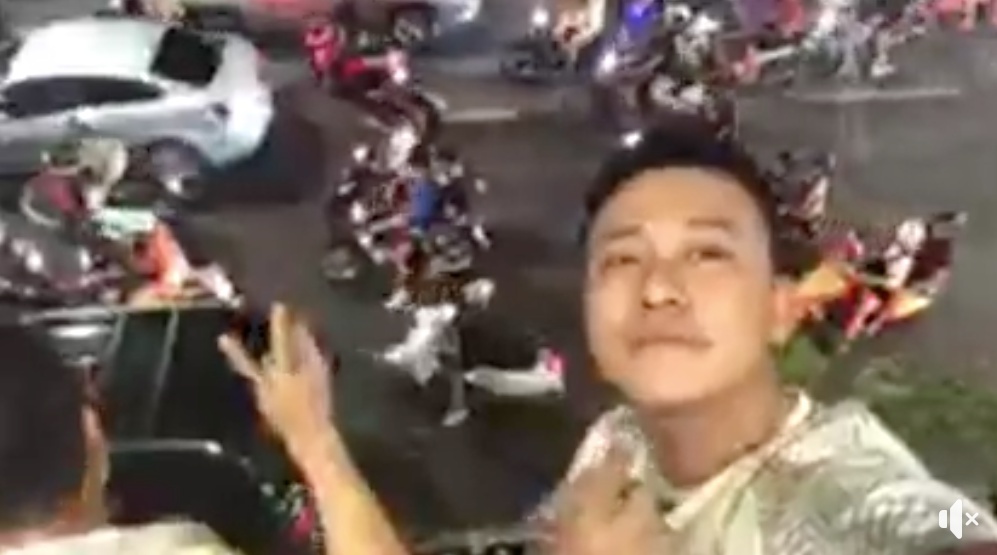 Clip Tuan Hung xuong duong bao sau chien thang cua Olympic Viet Nam hinh anh