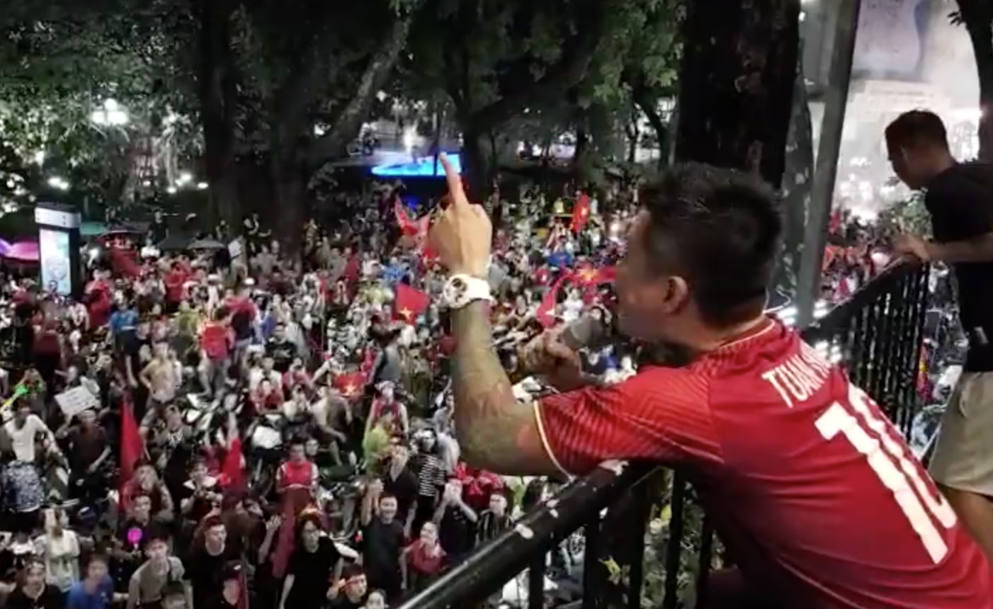 Clip Tuan Hung hoa giong cung hang nghin CDV tai Ha Noi hinh anh