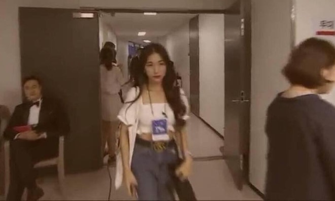 Hoa Minzy cui dau xin loi sau on ao anh 1