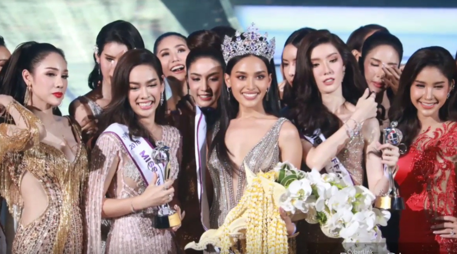 Khoanh khac dang quang cua tan Hoa hau chuyen gioi Thai Lan 2018 hinh anh