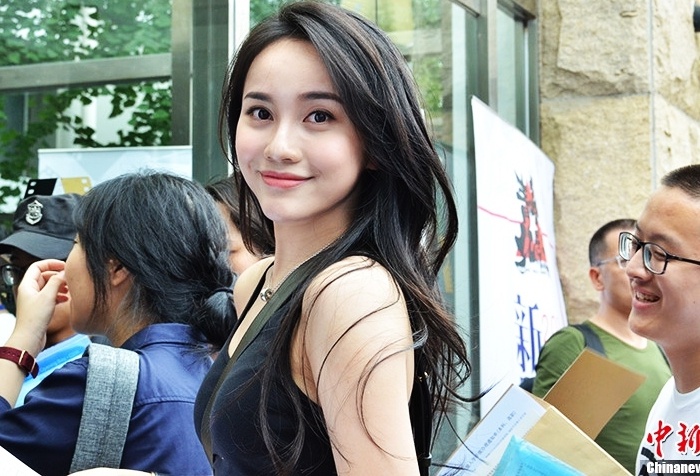 Nhung co ban cung ky tuc xa dep lan at 'than tien ty ty' showbiz TQ hinh anh