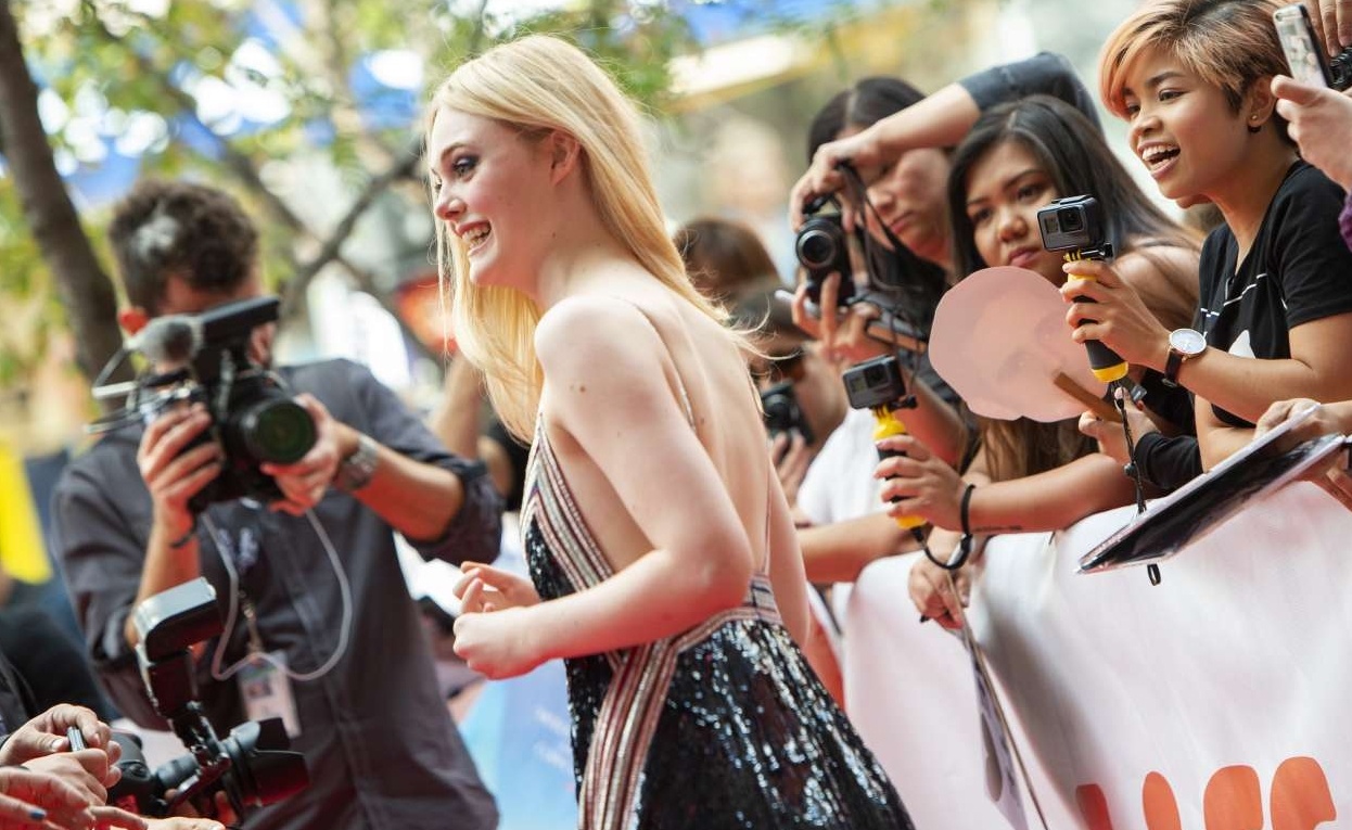'Nang tho Hollywood' Elle Fanning mac tao bao tren tham do hinh anh