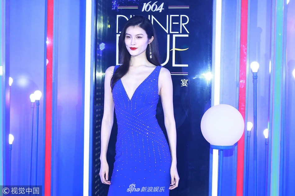 Nguoi mau Sui He loi trang diem anh 1