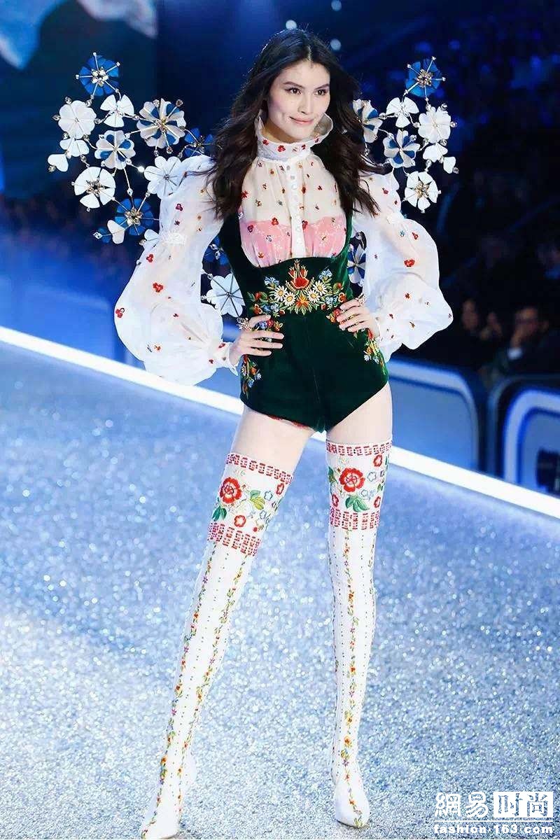 Nguoi mau Sui He loi trang diem anh 9