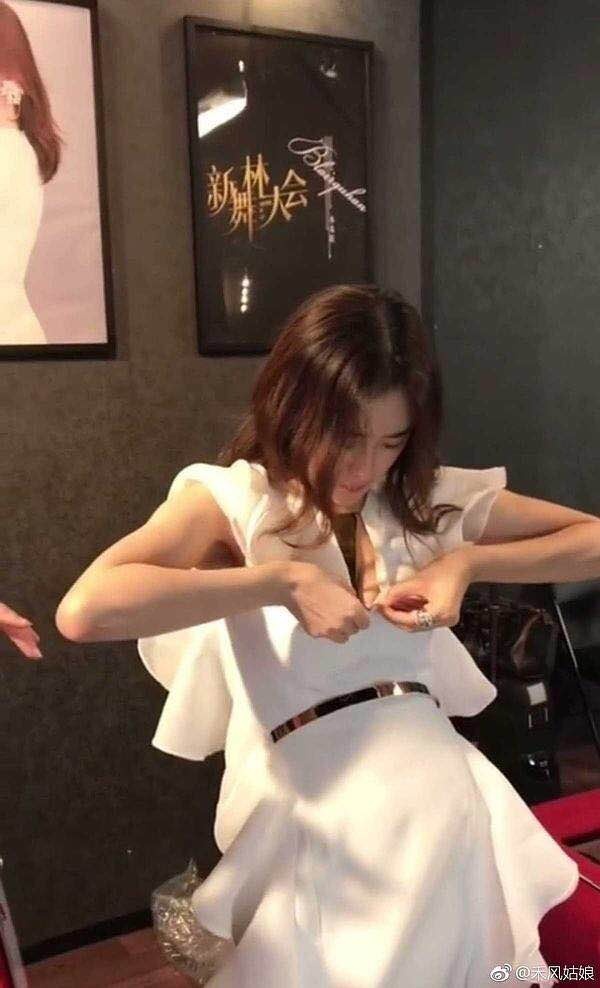 Tần Lam tự khâu váy ảnh 2 Tan Lam tu khau vay anh 2