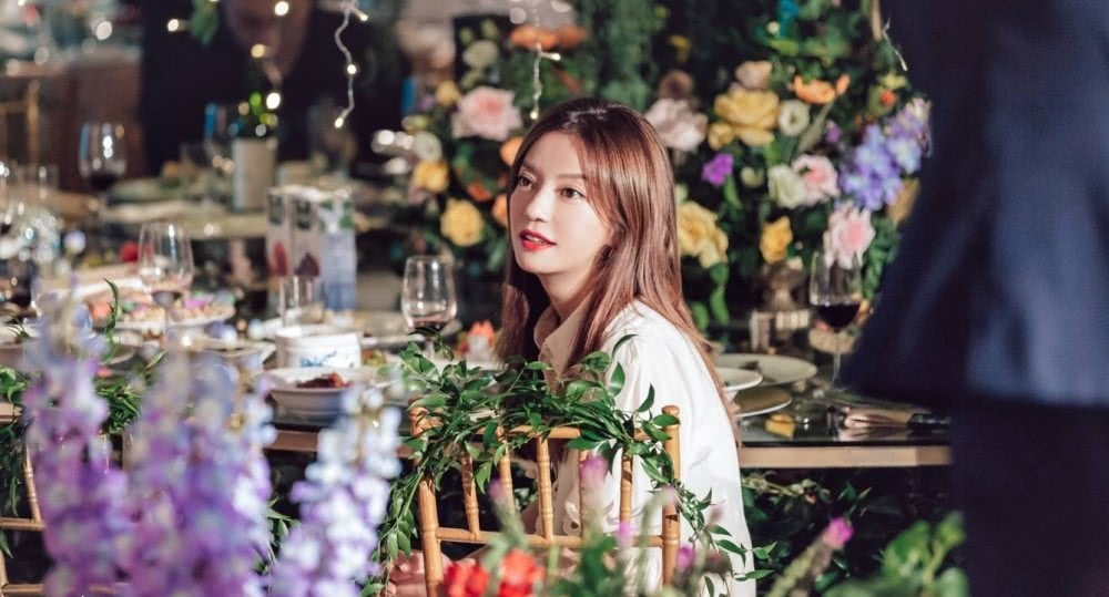 Trieu Vy dep noi bat khi du cuoi anh 2