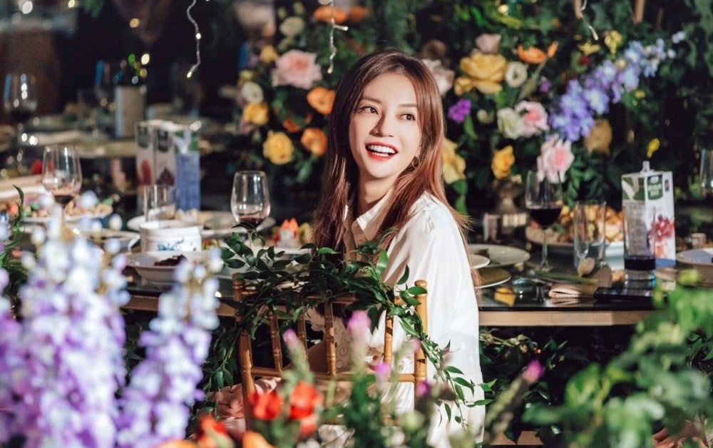 Trieu Vy dep noi bat khi du cuoi anh 3