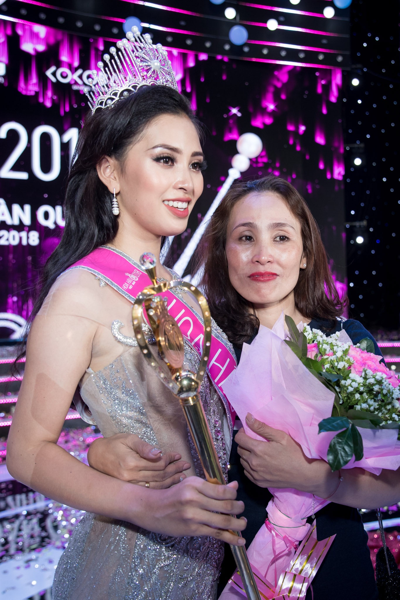 Tran Tieu Vy dang quang Hoa hau Viet Nam anh 6