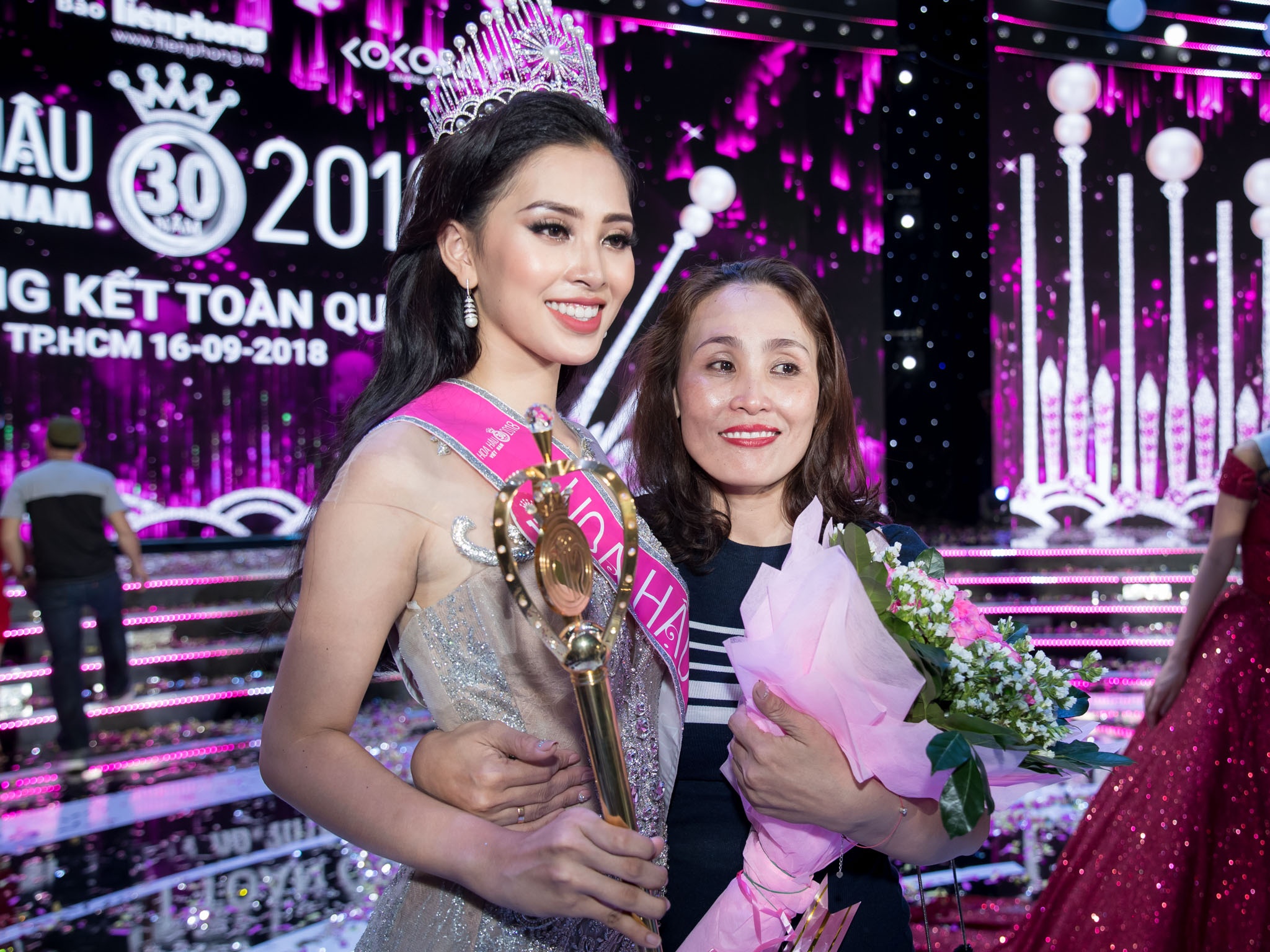 Tran Tieu Vy dang quang Hoa hau Viet Nam anh 2