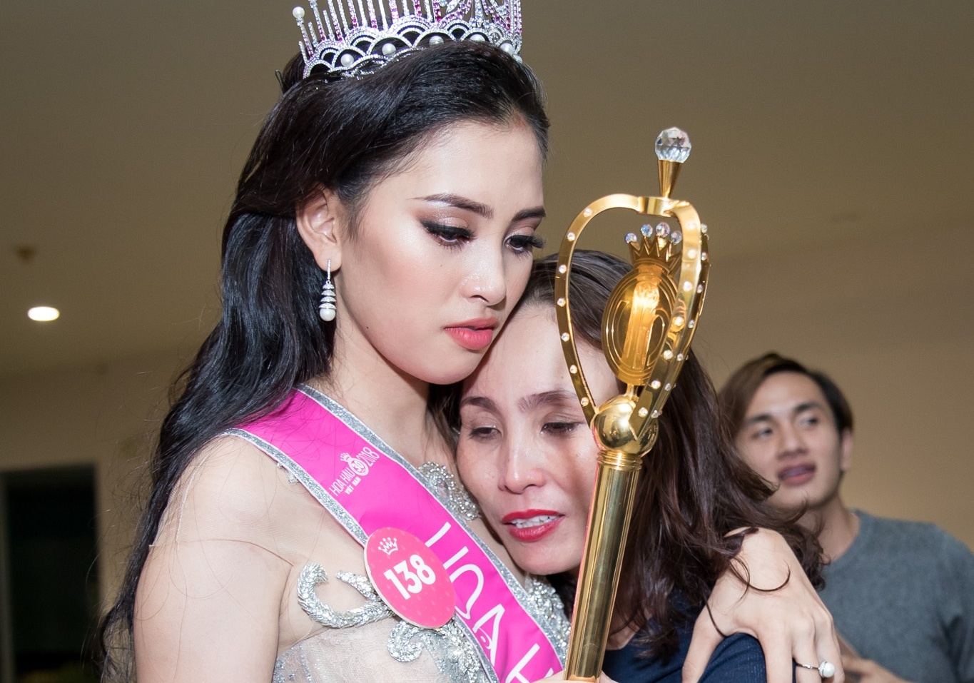 Hoa hau 18 tuoi Tran Tieu Vy va me om nhau khoc trong hau truong hinh anh