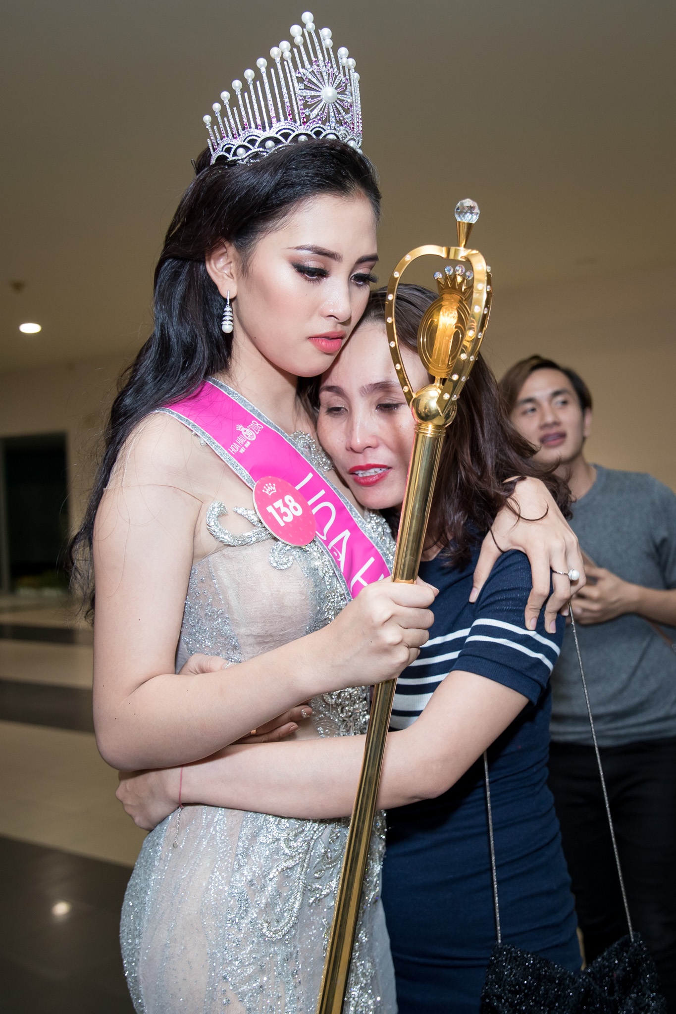 Tran Tieu Vy dang quang Hoa hau Viet Nam anh 4