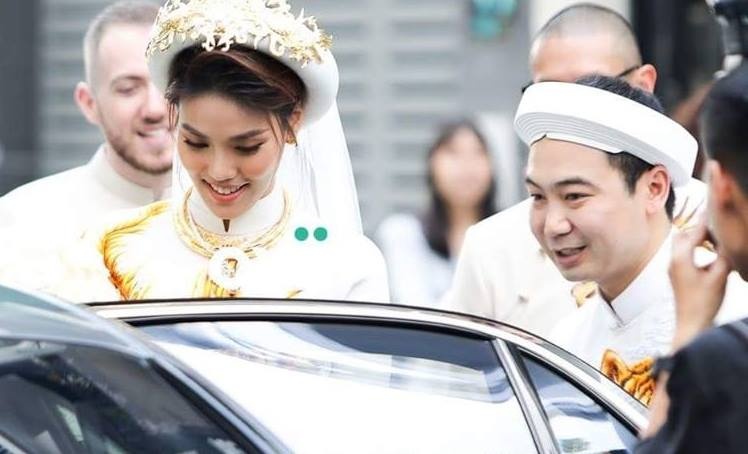 Lan Khue rang ro trong dam hoi voi ban trai doanh nhan hinh anh