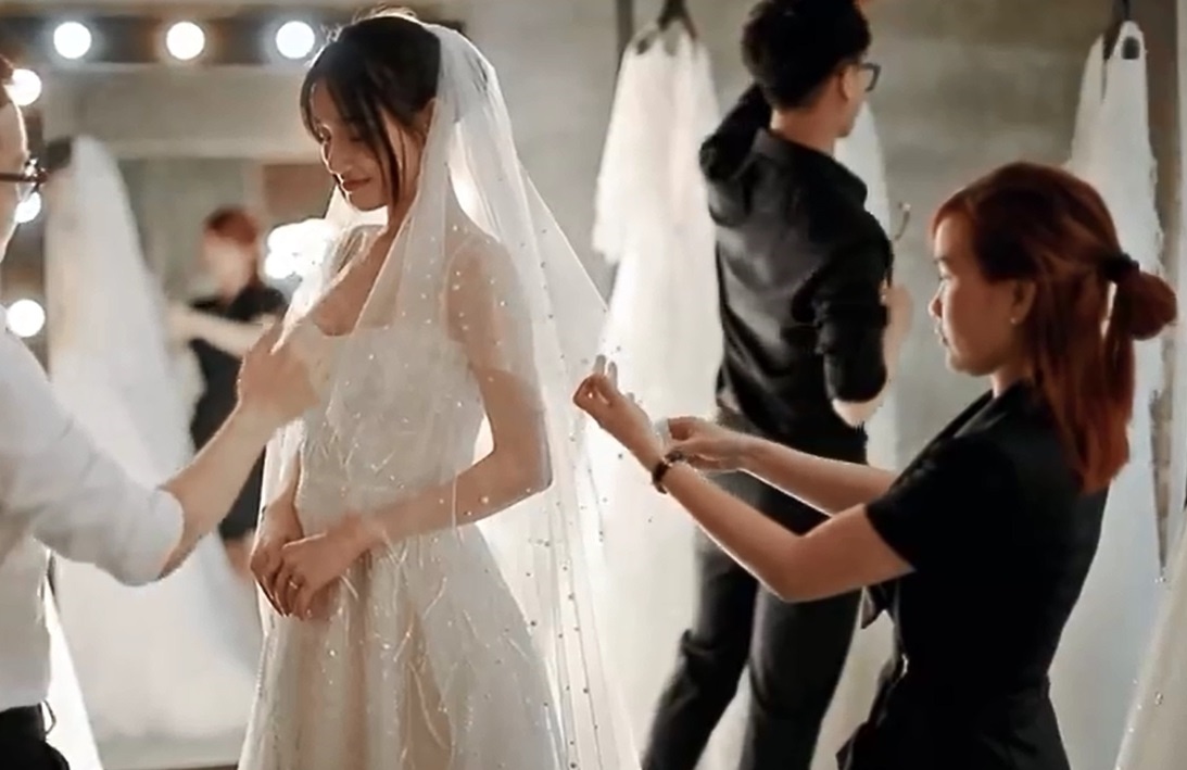 Clip Nha Phuong goi cam trong trang phuc cuoi hinh anh