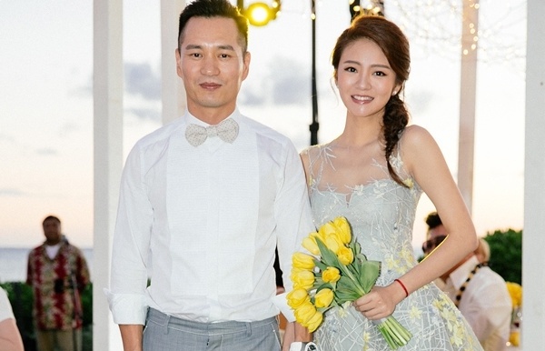 My nhan Hoa ngu cuoi ty phu USD: Ap luc va nhieu be bang hinh anh