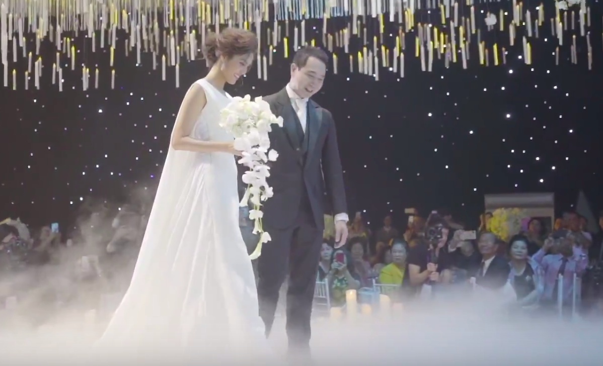 Clip Lan Khue khoc hanh phuc khi tien vao le duong hinh anh