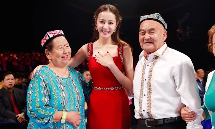 Dich Le Nhiet Ba noi gi khi bi la o, doi tay chay vi thang lon? hinh anh