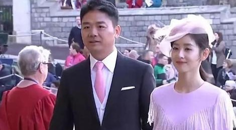 'Em gai tra sua' va chong ty phu bi chi trich khi du hon le hoang gia hinh anh