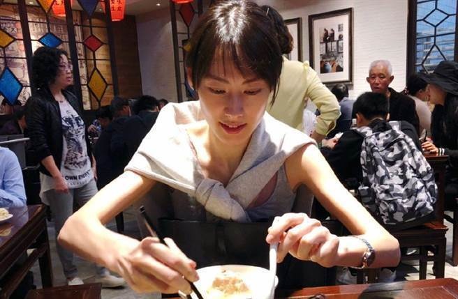 Lương Lạc Thi gầy gò, sa sút ảnh 1 Luong Lac Thi gay go, sa sut anh 1