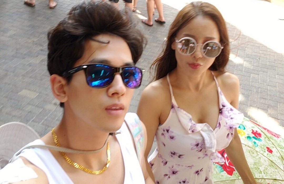 Cuoc song vo chong cua sao nu U50 va nam than tuong 29 tuoi hinh anh