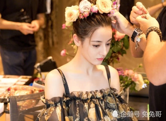 Dich Le Nhiet Ba khoc o san bay anh 2