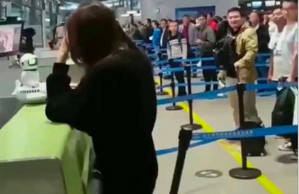 Dich Le Nhiet Ba khoc o san bay anh 1