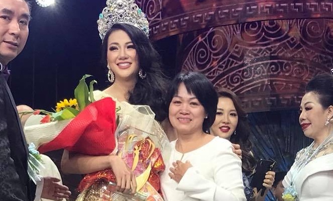 Phuong Khanh om me khoc tren san khau khi dang quang Hoa hau Trai dat hinh anh