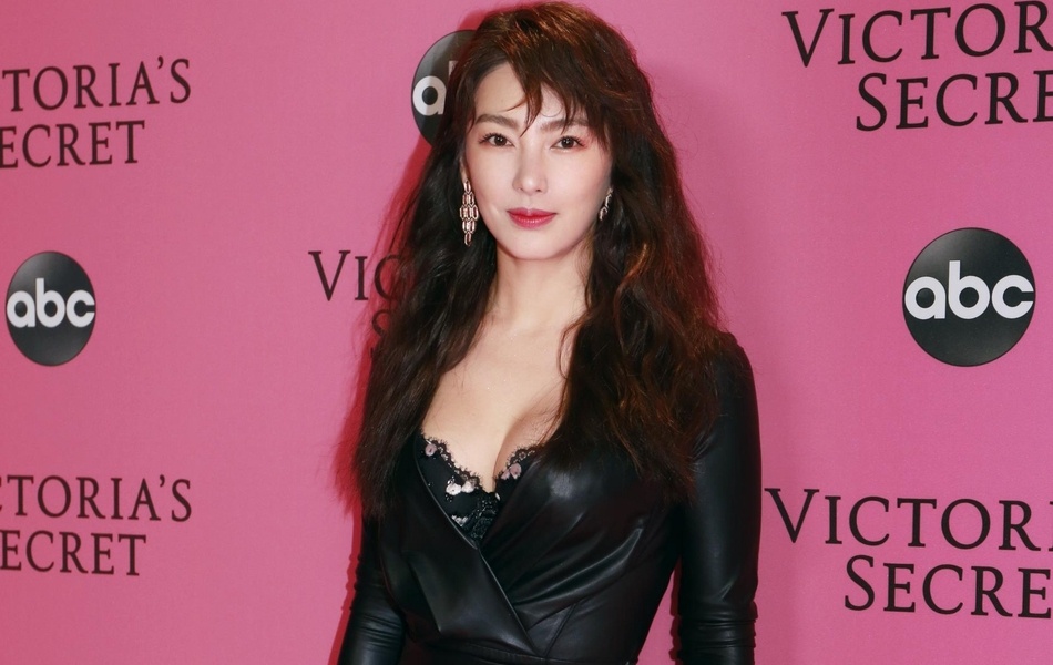 Truong Vu Ky bi che khi du tham hong Victoria's Secret Show 2018 hinh anh