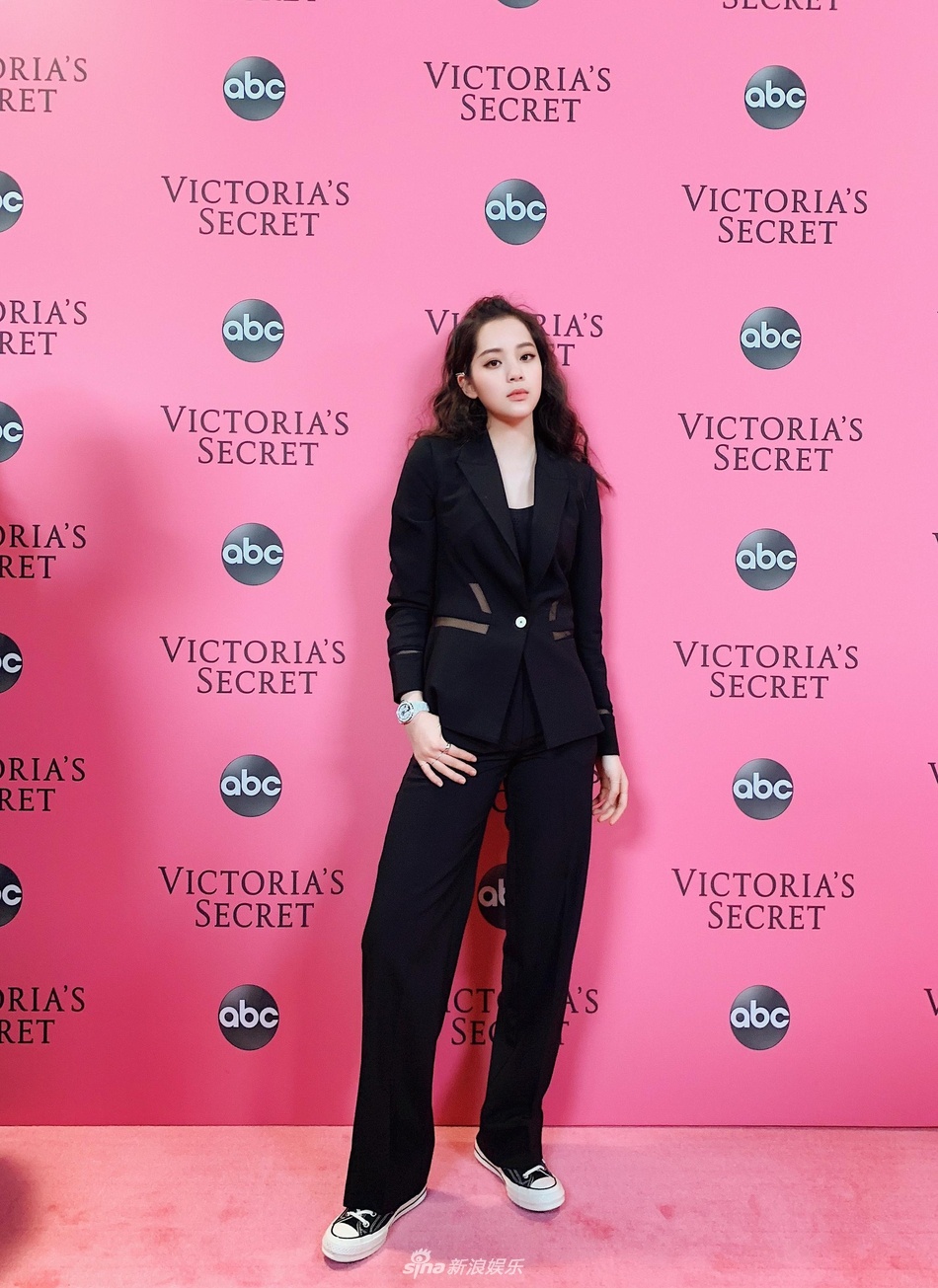 Truong Vu Ky tham hong Victoria's Secret 2018 anh 4