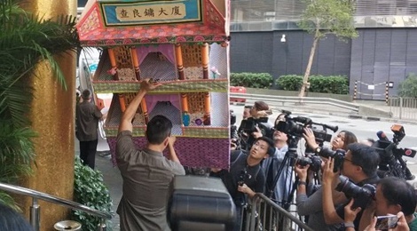 Gia dinh dot biet thu va may bay vang ma trong le tang Kim Dung hinh anh