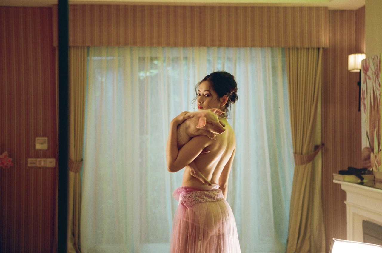 Chi Pu gây tranh cãi vì cảnh cởi nội y bán nude  ảnh 2 Chi Pu gay tranh cai vi canh coi noi y ban nude anh 2