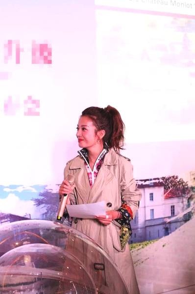 Trieu Vy bi phat anh 2